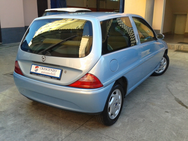 http://www.crescenzoautomobili.it/wp-content/uploads/2014/12/Lancia-y-2002-azzurra-dodo-crescenzo-automobili-7.jpg