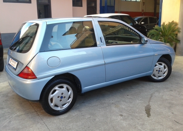 http://www.crescenzoautomobili.it/wp-content/uploads/2014/12/Lancia-y-2002-azzurra-dodo-crescenzo-automobili-8.jpg