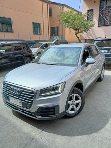 Audi Q2 grigio (1)