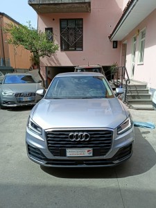Audi Q2 grigio (3)