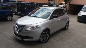 lancia ypsilon grigio chiaro platino crescenzo automobili (3)