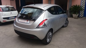 lancia ypsilon grigio chiaro platino crescenzo automobili (6)