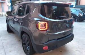 Jeep-Renegade-Granite-Crystal-Black-line-7-700x450