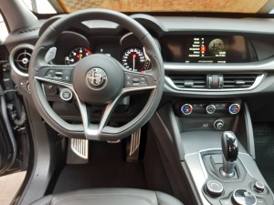 Alfa Stelvio nera (12)