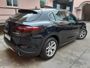 Alfa Stelvio nera (8)