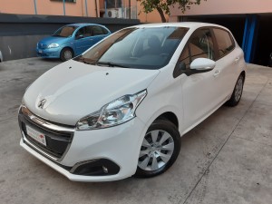 Peugeot 208 bianca (1)