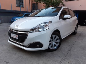 Peugeot 208 bianca (3)