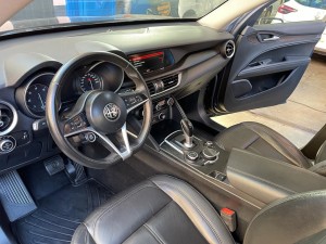 Alfa Stelvio nera q4 (12)